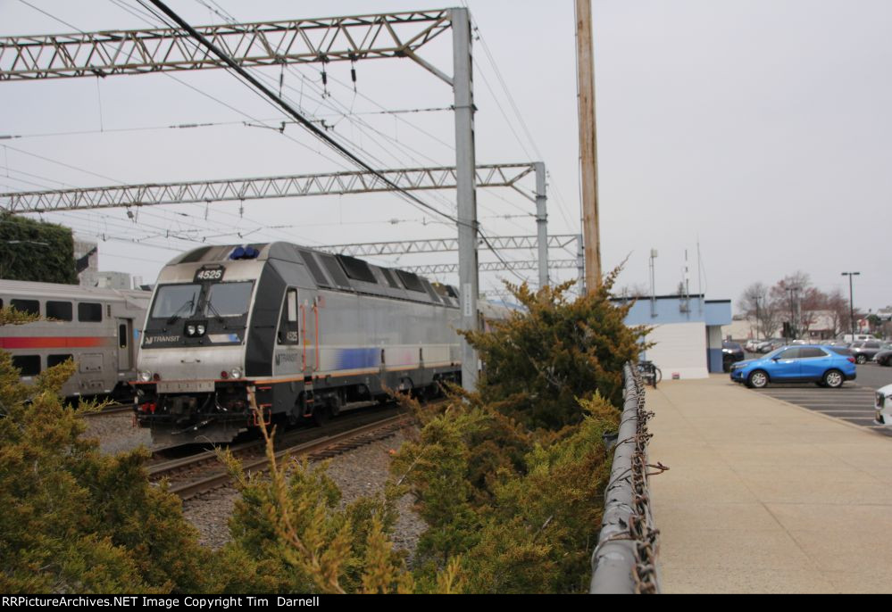 NJT 4525 arrives with the NB train 4732.